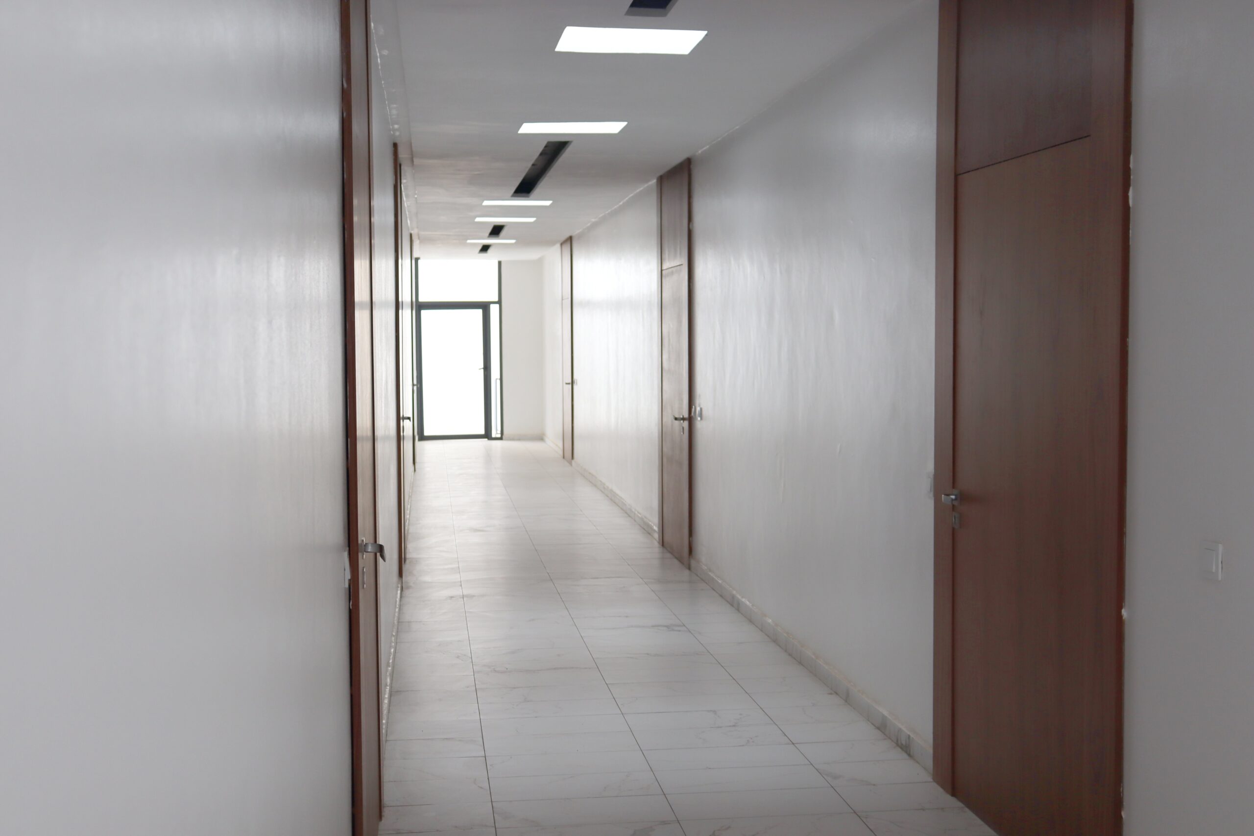 Centre Commercial et Plateaux Bureaux MABROKA - Image 9